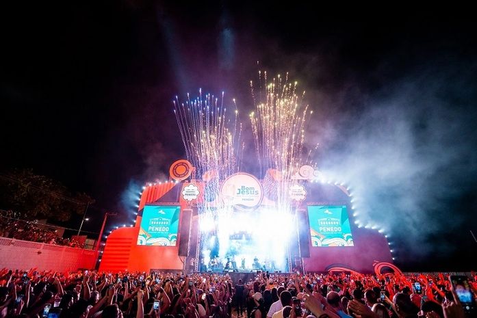 Shows em Penedo emocionam plateia e lotam arena no 1º dia da Festa de Bom Jesus
