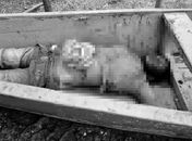 Corpo em estado de decomposição é encontrado dentro de uma canoa