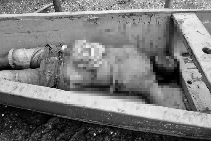 Corpo em estado de decomposição é encontrado dentro de uma canoa