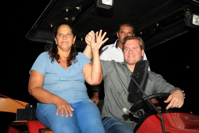 Trabalhadores de Quebrangulo recebem trator de Marx Beltrão