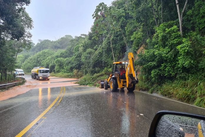 Após queda de barreira, rodovia BR-101 é interditada em São Miguel dos Campos