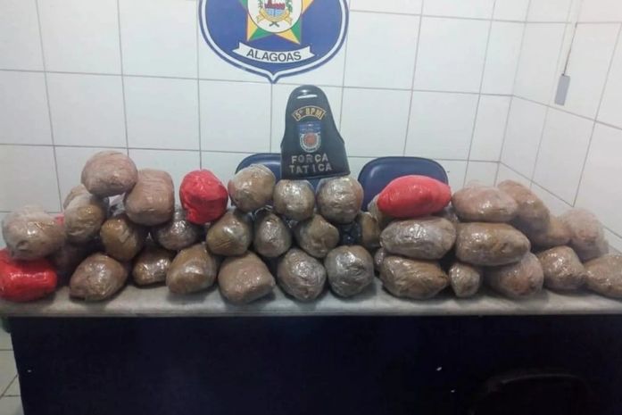Motorista de aplicativo é flagrado transportando 20 kg de maconha