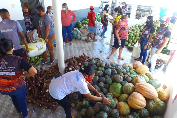 Mais de 1.000 famílias em situação de vulnerabilidade são beneficiadas com alimentos e 51 produtores rurais garantem mais renda em Delmiro Gouveia