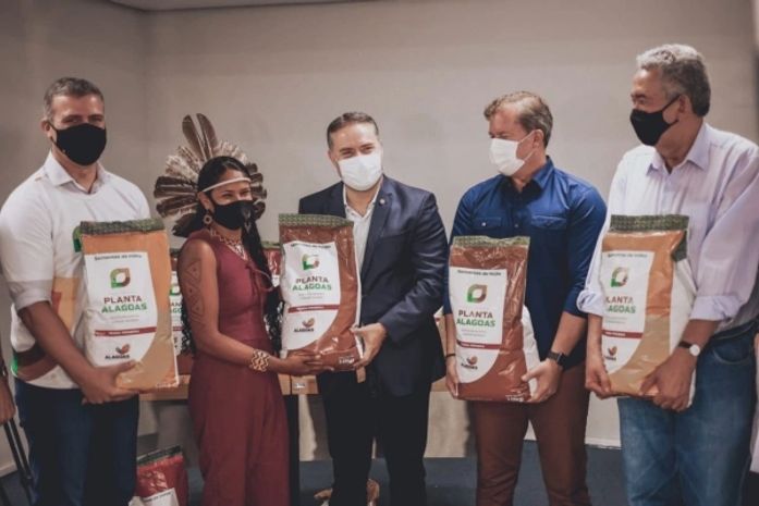 A solenidade de lançamento do Programa Planta Alagoas aconteceu nesta sexta, no Palácio República dos Palmares
