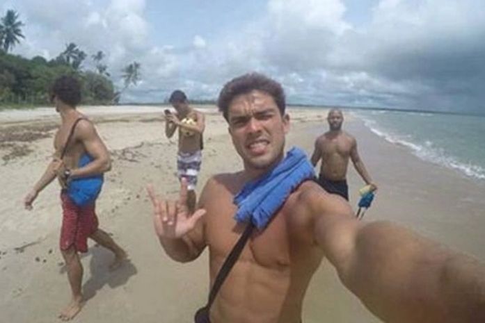 Artur registra imagens do grupo durante a viagem.