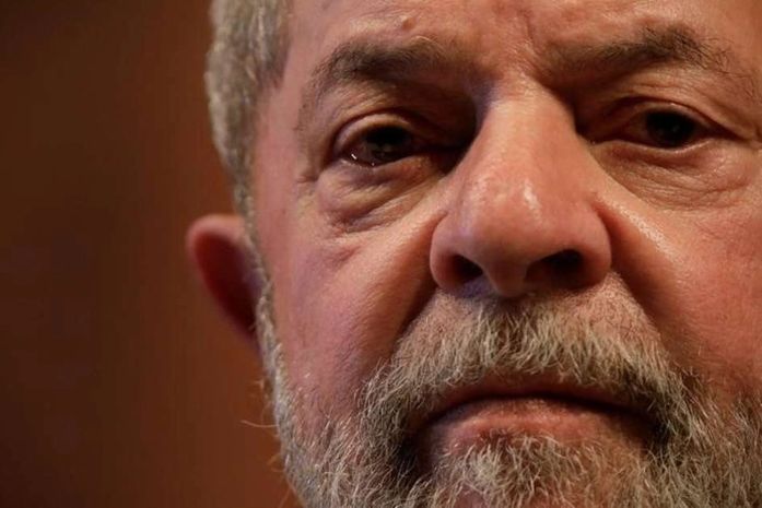 Lula tem até às 17h desta sexta-feira (5) para se apresentar a Polícia Federal.