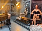 Funerária usa modelos de lingerie posando ao lado de caixões em campanha