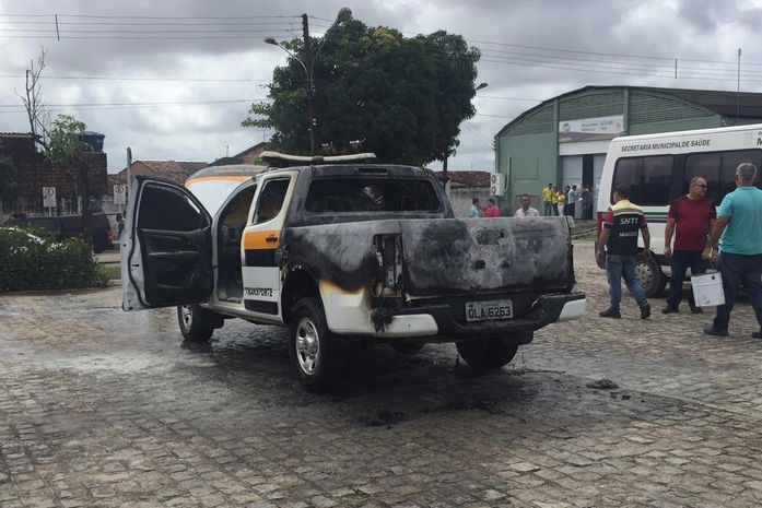 Após ter carro apreendido, homem incendeia viatura da SMTT