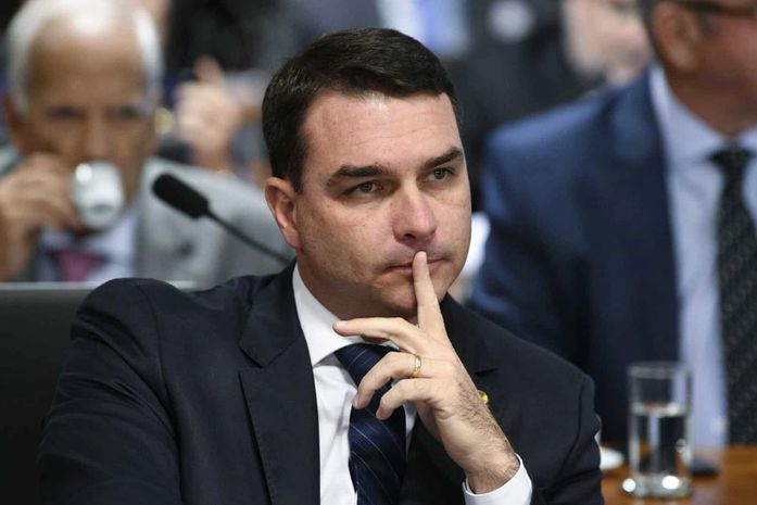 Defesa de Flávio diz que compra de móveis com dinheiro vivo foi legal