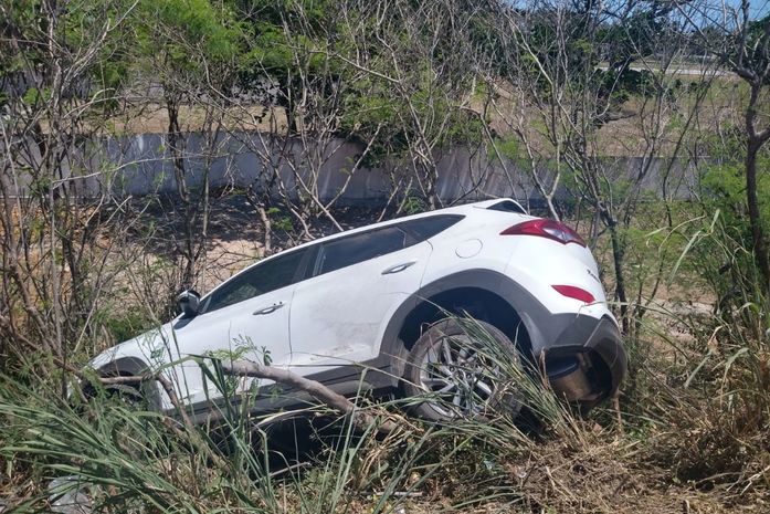 Motorista sofre acidente após perder controle de veículo próximo à Ponte Divaldo Suruagy