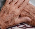Idosa de 76 anos sai para pedir socorro e morre após cair na calçada