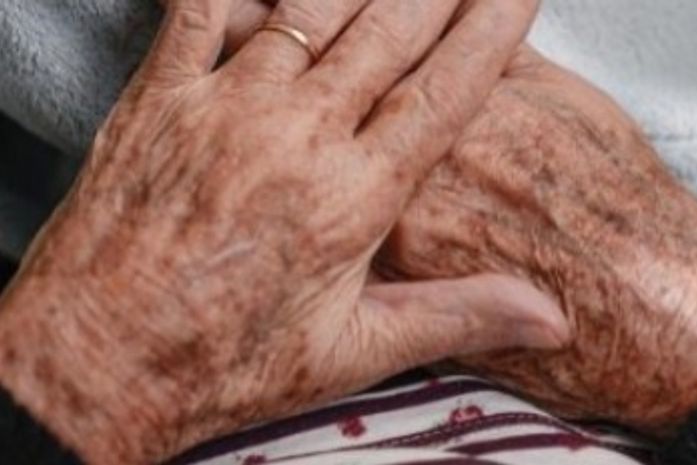 Idosa de 76 anos sai para pedir socorro e morre após cair na calçada