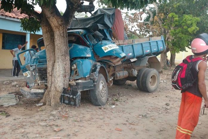 Motorista perde controle de direção e caminhão invade quintal de residência em Arapiraca
