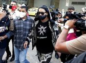 Ronaldinho e irmão desembarcam no Rio e recebem apoio de fãs