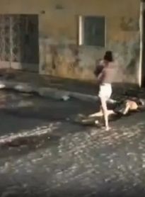 Vídeo flagra momento em que Evely Soares é abordada com bebê no colo antes de ser sequestrada