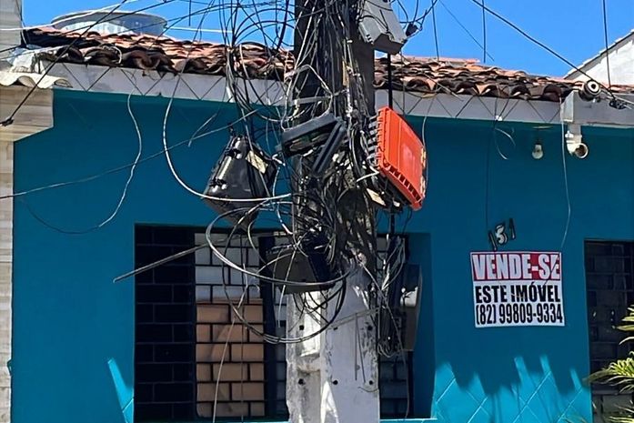 Após corte de cabos, 45 mil pessoas ficam sem internet em bairro de Maceió