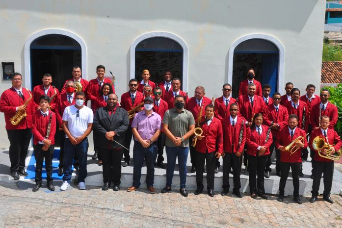 Prefeitura de Piranhas entrega novo uniforme para Filarmônica do município

