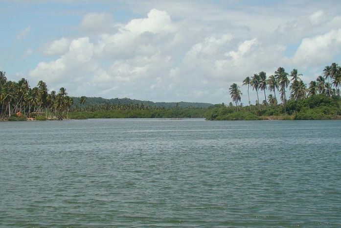 Corpo de Bombeiros retoma buscas por homem que pulou de catamarã em Marechal Deodoro