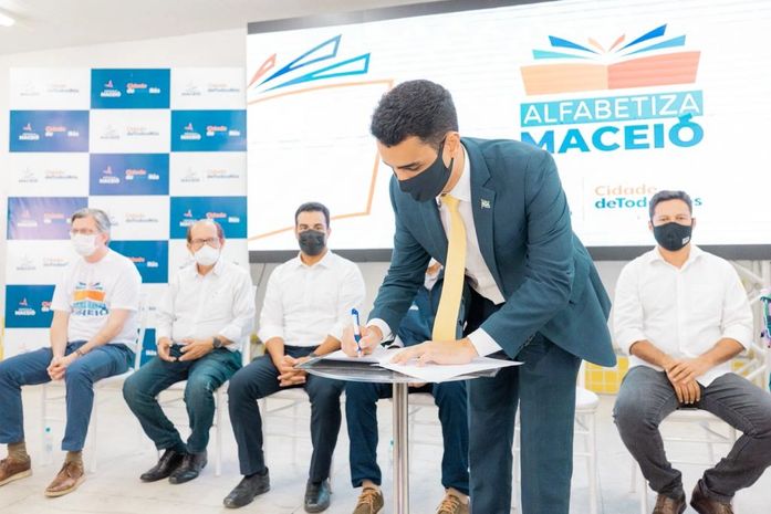 Prefeito JHC destacou o compromisso da gestão em elevar os índices de desenvolvimento da educação ao autorizar o início do Alfabetiza Maceió.