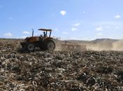 Prefeitura de Arapiraca beneficia produtores rurais com programa de aração de terras