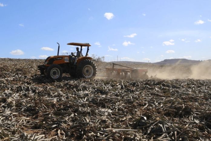 Prefeitura de Arapiraca beneficia produtores rurais com programa de aração de terras