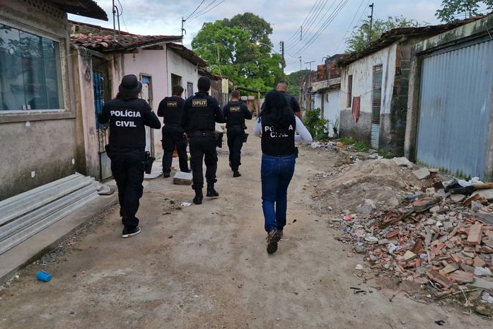 Vídeos: Polícia Civil prende suspeitos de tentar matar homem a golpes de facão e machado