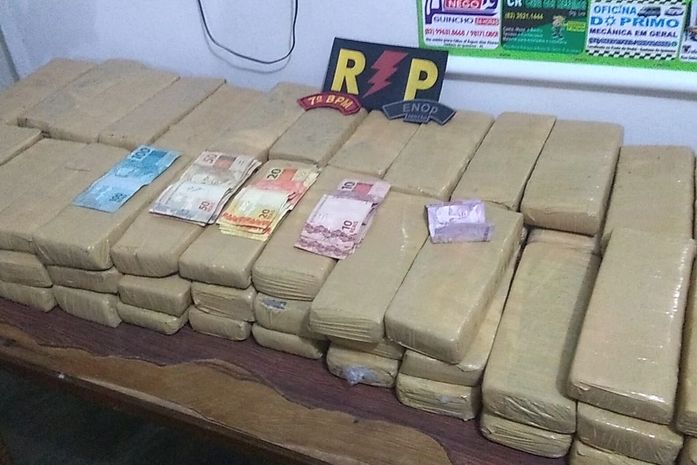 84 tabletes de maconha e R$ 745 em espécie