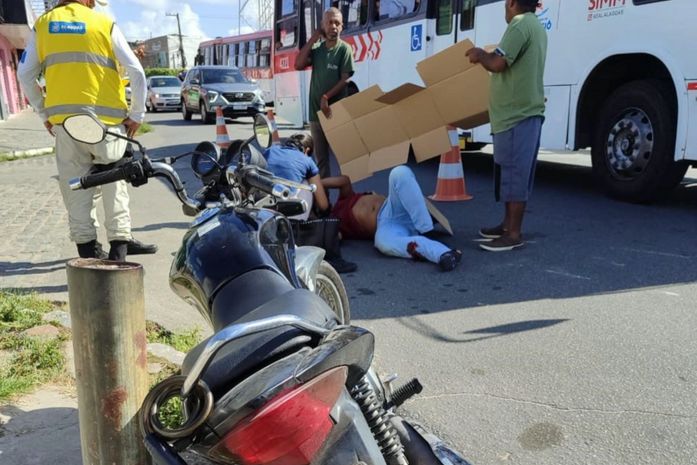 Motociclista que sofreu fratura exposta após acidente é socorrido no Jacintinho