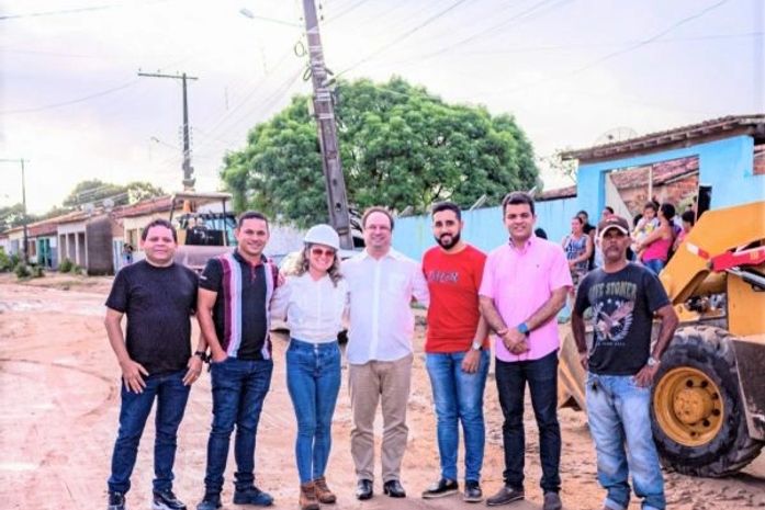 Prefeito Luciano acompanha início da pavimentação de ruas do povoado Pé-Leve Velho