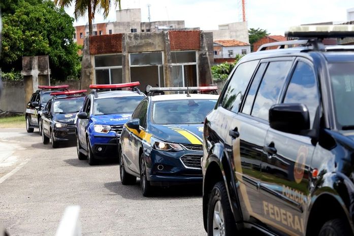 Operação da PF contra tráfico de drogas e lavagem de dinheiro cumpre mandados em Arapiraca
