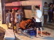 Carro invade calçada e atropela duas pessoas na Ponta Verde