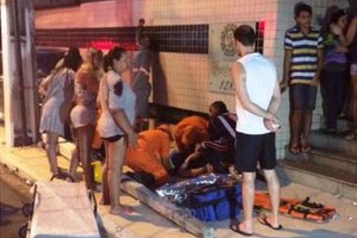 Carro invade calçada e atropela duas pessoas na Ponta Verde