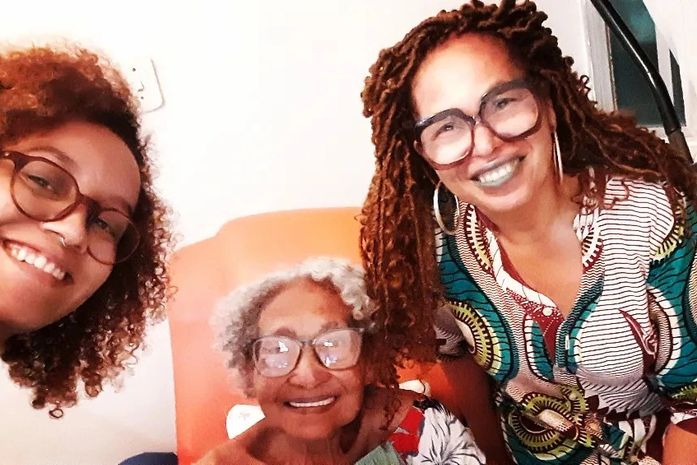 Os passos da minha mãe, 91 anos, me ensinaram os caminhos que levam à minha filha