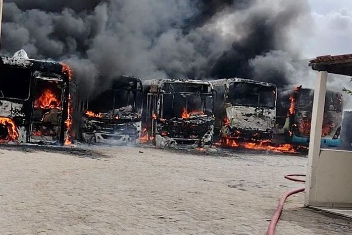 Empresa arapiraquense que teve ônibus danificados em incêndio não tinha cobertura de seguro