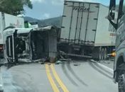 Acidente envolvendo três carretas na BR-316, em Maribondo.