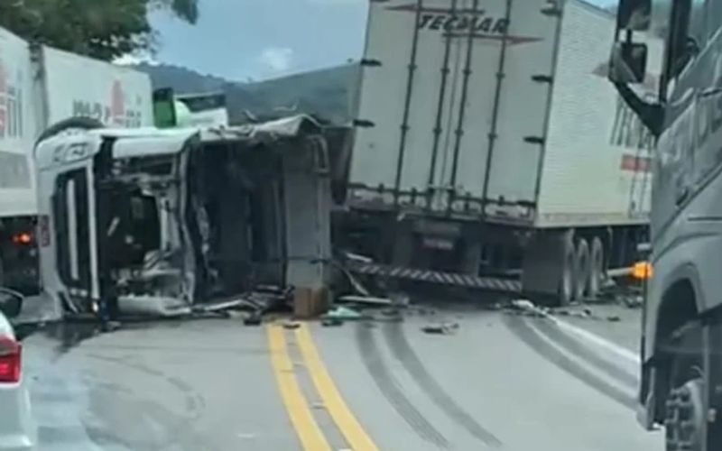 Acidente envolvendo três carretas na BR-316, em Maribondo.
