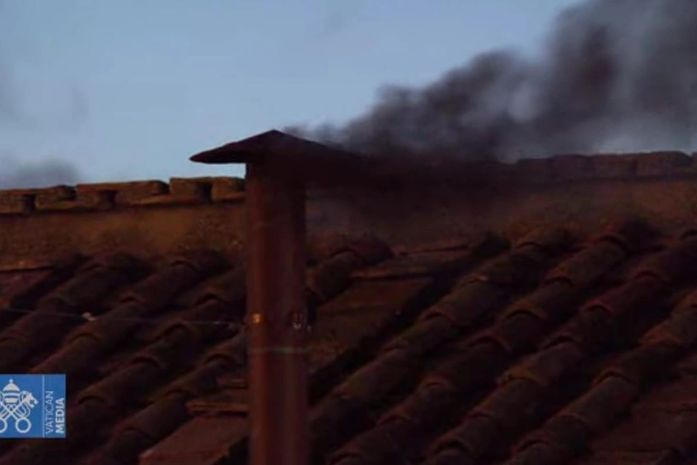 Não "habemus" papa: fumaça preta é emitida e o Conclave continua