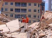 Edifício desabou esta manhã em Fortaleza, no Ceará.