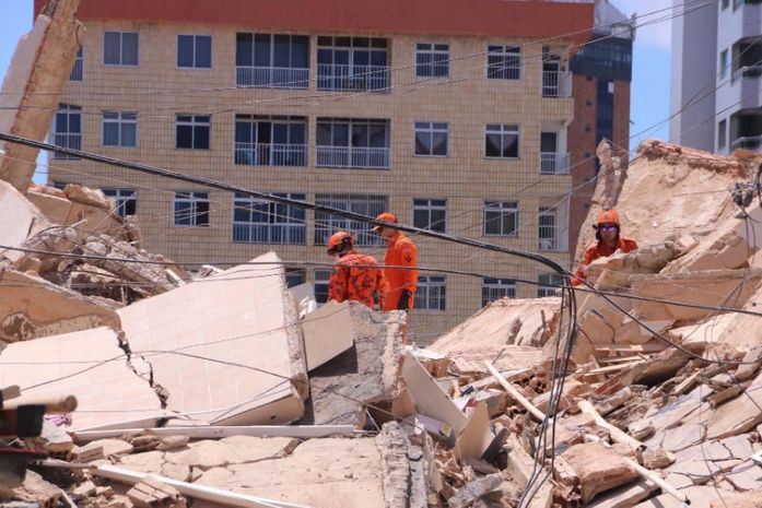 Edifício desabou esta manhã em Fortaleza, no Ceará.
