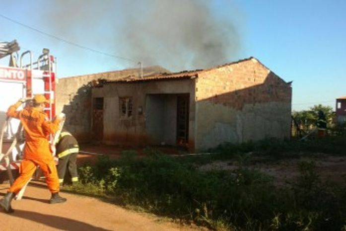Homem fica ferido após incêndio dentro de residência