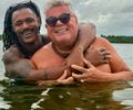  Carnavalesco Milton Cunha e namorado mostram viagem do casal a Maceió 