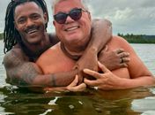  Carnavalesco Milton Cunha e namorado mostram viagem do casal a Maceió 