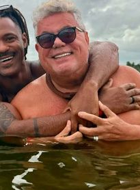  Carnavalesco Milton Cunha e namorado mostram viagem do casal a Maceió 