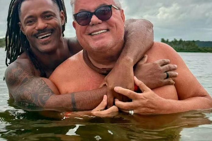 Carnavalesco Milton Cunha e namorado mostram viagem do casal a Maceió