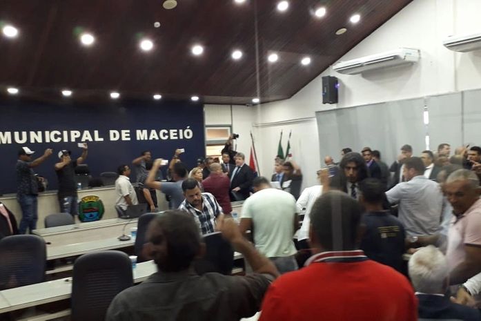 Manifestantes invadiram plenário da Câmara