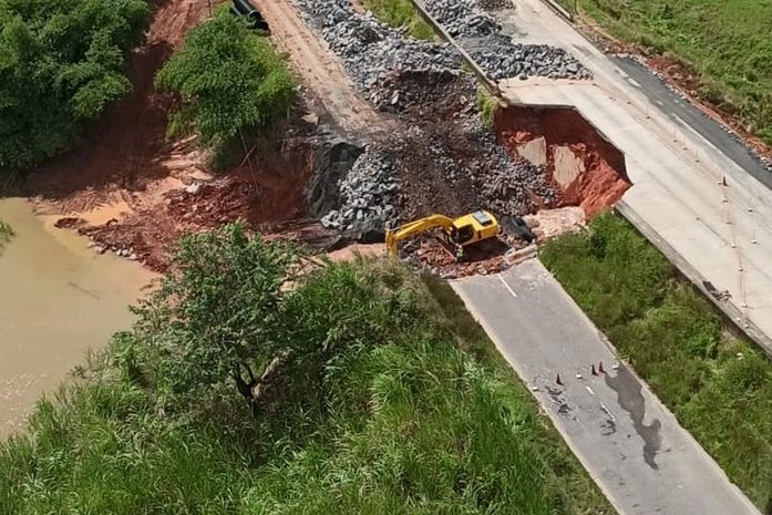 Vídeo: trecho da BR-101 em Novo Lino cede e passa por reforma após fortes chuvas
