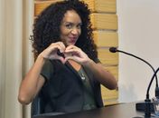 Ela ouviu que o cabelo era ruim e criou um espaço de empoderamento para mulheres; veja episódio