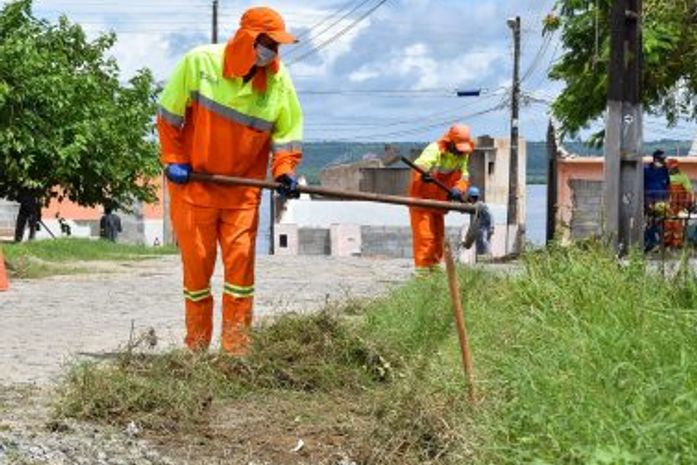 Prefeitura leva mutirão de limpeza a bairros de Maceió