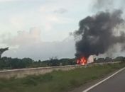 Carreta pega fogo na BR-101, em Porto Real do Colégio; veja o vídeo 