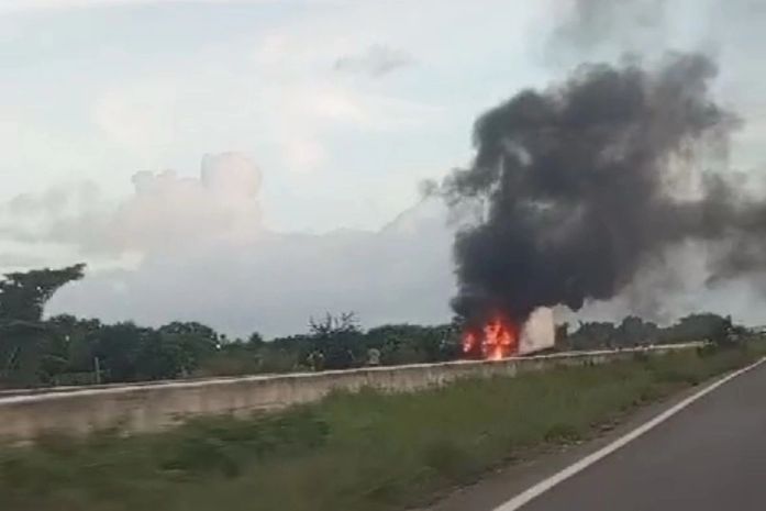 Carreta pega fogo na BR-101, em Porto Real do Colégio; veja o vídeo